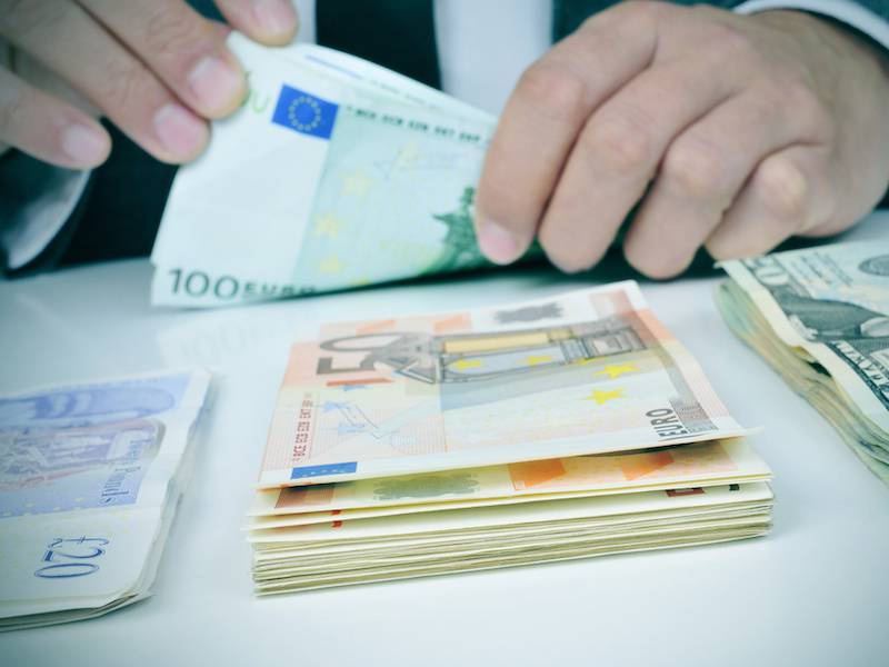 Покупка и продажа доллара в банке УБРиР